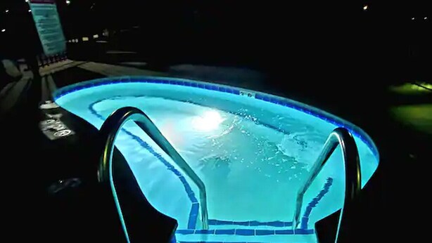 Una piscina con borde curvo y un solo carril visible.