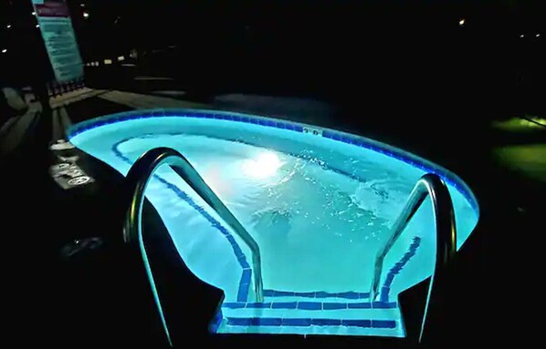 Utendørsbasseng og et oppvarmet basseng