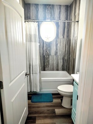 Combined shower/bathtub, hair dryer, towels, toilet paper - PVT POOL, 2 Br 1 Ba Apt. 1 Street Fr. bch. Golf cart available!




 (Panama City Beach)