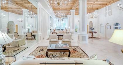 King Bed Mermaid Suite , free parking, heart of Palm Beach