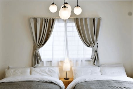 Cortinas blackout, tabla de planchar con plancha y wifi gratis