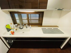 Een koelkast, een microgolfoven, een kookplaat