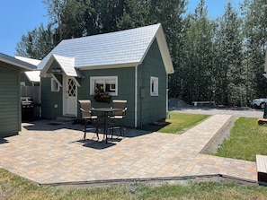 Outdoor dining - Cozy Cottage Close to Crater Lake (Fort Klamath)