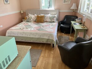 Een bureau, reisbedje, gratis wifi, beddengoed