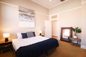 6 bedrooms, iron/ironing board, Internet, bed sheets
