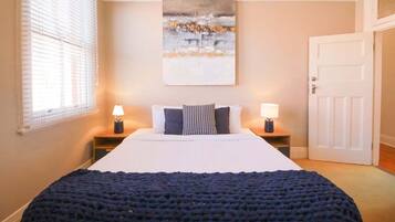 6 bedrooms, iron/ironing board, Internet, bed sheets