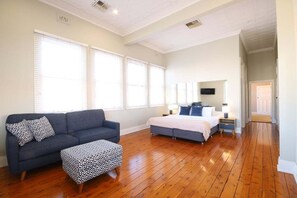 6 عدّة غرف نوم ومكواة/لوح كي وخدمة الإنترنت وملاءات أسرّة