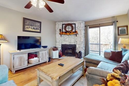 Warm & Inviting Ski Getaway w/ a Full Kitchen, Fireplace, & Furnished Deck