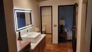 Suihkun ja ammeen yhdistelmä, pyyhkeet, saippua, sampoo