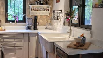 Jääkaappi, uuni, liesi, astianpesukone