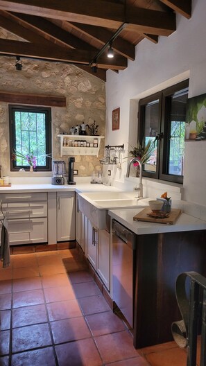 Fridge, oven, stovetop, dishwasher