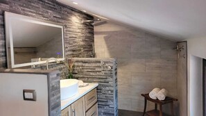 Combined shower/bathtub, towels, soap, shampoo - The Tuscan House Villa (Middlesex)