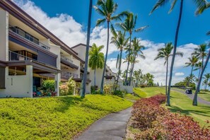 Exterior - 2 Story top level AC unit 2 bdrms w/Large Loft with 2 twin beds & bathrm SUNSETS (Kailua-Kona)