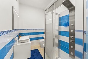 Shower, hair dryer, towels