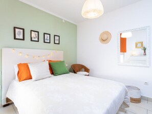 2 slaapkamers, een strijkplank/strijkijzer, gratis wifi, beddengoed