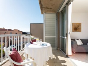 Outdoor dining - Vacation Apartment Arenas del Porís with Sea View and Shared Pool (Arico)