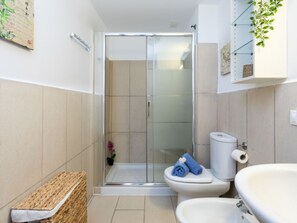 Shower, hair dryer, towels - Vacation Apartment Arenas del Porís with Sea View and Shared Pool (Arico)