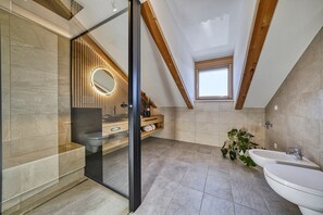 Shower, hair dryer, towels - Luxury Apartment "Weißhorn" with Mountain View and private Steam Sauna (Deutschnofen)