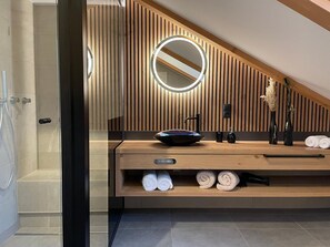 Een douche, een haardroger, handdoeken