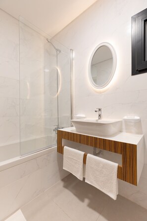 Combined shower/tub, towels