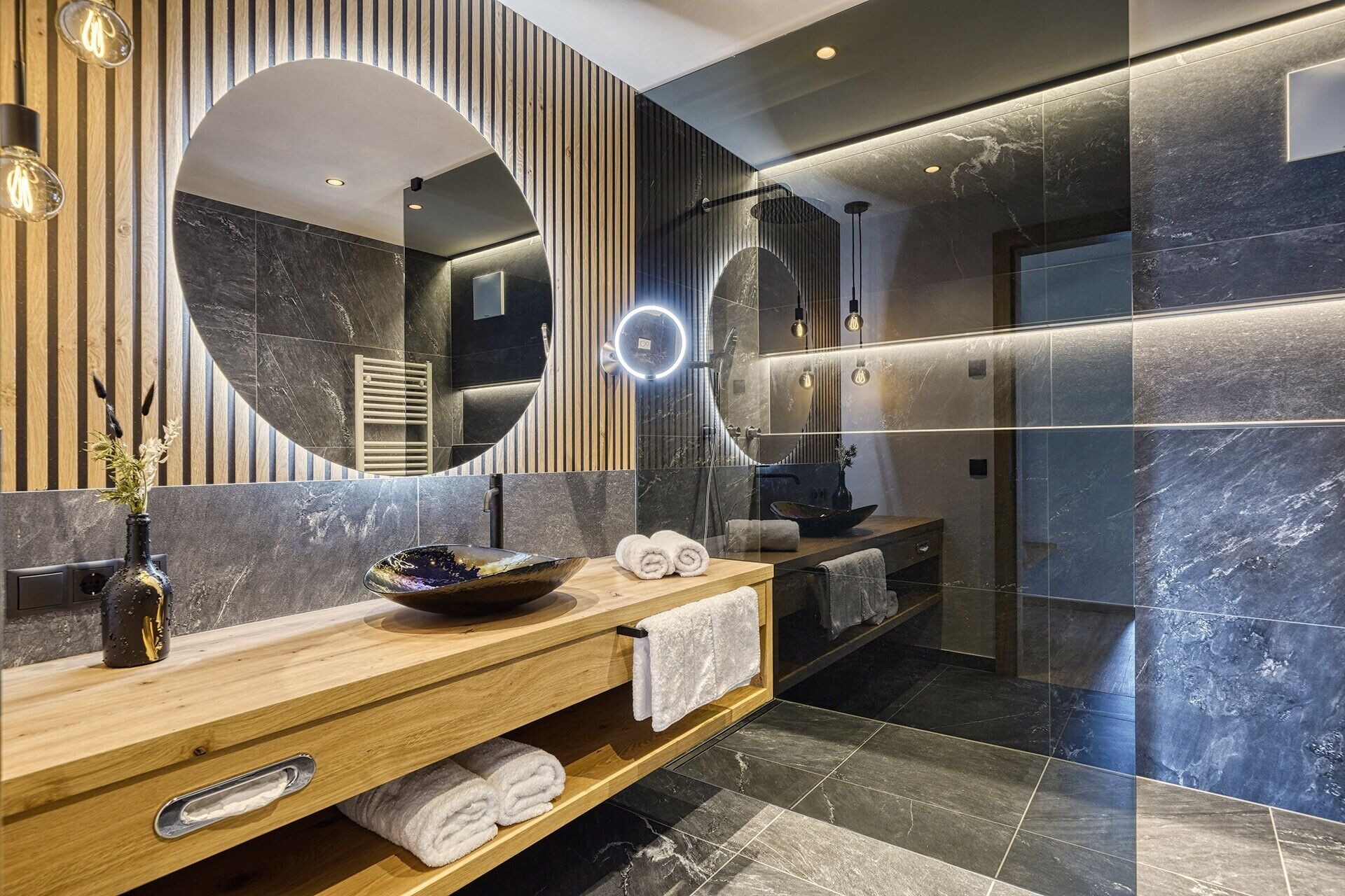 Suihku, hiustenkuivaaja, pyyhkeet