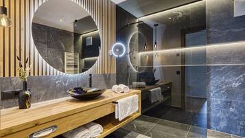 Suihku, hiustenkuivaaja, pyyhkeet