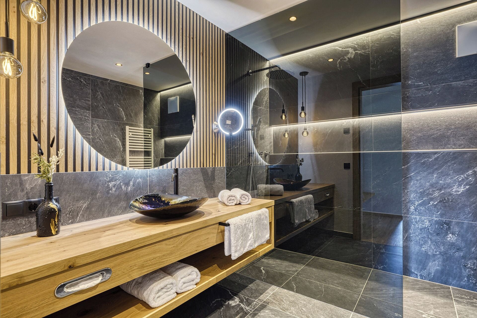 Suihku, hiustenkuivaaja, pyyhkeet