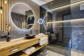 Regadera, secadora de cabello, toallas 