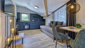A modern loft with a kitchen, dining area, and living space. - "Schlern" with Mountain View, Whirlpool, Finnish Sauna & Steam Sauna & Balcony (Deutschnofen)