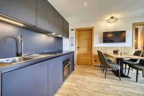 Kühlschrank, Ofen, Herdplatte, Geschirrspüler