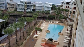 Ein Resort mit Schwimmbad, Liegestühlen und Meerblick.