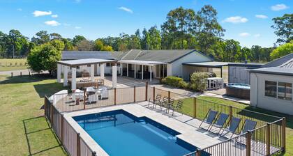 Lovedale Lodge up to 40 guests|10 bedroom|acres| heated pool &spa and games shed