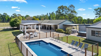 Lovedale Lodge up to 40 guests|10 bedroom|acres| heated pool &spa and games shed