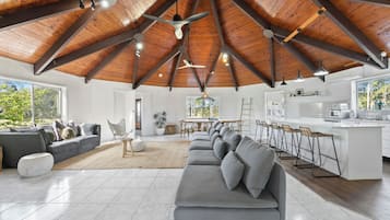 Smart TV, chimenea, videojuegos, reproductor de DVD
