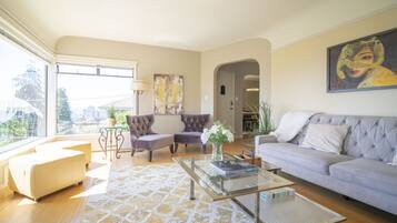 スマートテレビ、暖炉、ステレオ、書斎 / ワークスペース