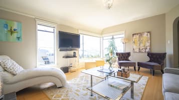 スマートテレビ、暖炉、ステレオ、書斎 / ワークスペース