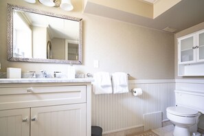Bathtub, towels, soap, toilet paper - Beach house- Stunning Ocean & City Views | West Van Retreat (West Vancouver)