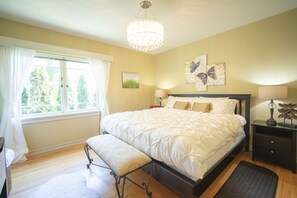 3 bedrooms, Egyptian cotton sheets, premium bedding, desk - Beach house (West Vancouver)