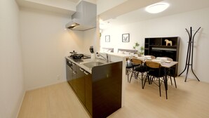 Appartement économique | Cuisine privée | Réfrigérateur, four à micro-ondes, surface de cuisson, plaque chauffante