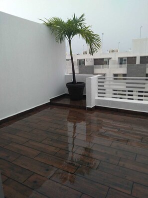 Property grounds - 3 floor house with security booth 24 hours 7 days.  10 minutes from 5th avenue.   (Playa del Carmen)