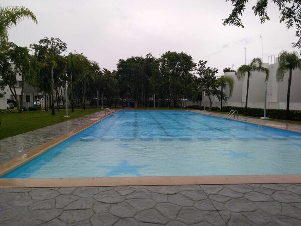 Outdoor pool, a heated pool - 3 floor house with security booth 24 hours 7 days.  10 minutes from 5th avenue.   (Playa del Carmen)