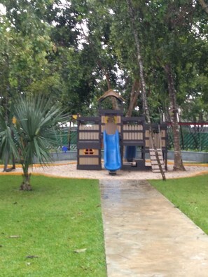 Children's area - 3 floor house with security booth 24 hours 7 days.  10 minutes from 5th avenue.   (Playa del Carmen)