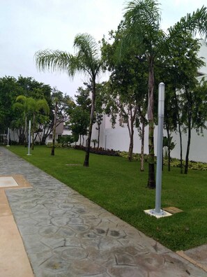 Property grounds - 3 floor house with security booth 24 hours 7 days.  10 minutes from 5th avenue.   (Playa del Carmen)