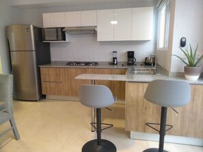 Fridge, microwave, stovetop, toaster - 3 floor house with security booth 24 hours 7 days.  10 minutes from 5th avenue.   (Playa del Carmen)