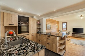 Een koelkast, een magnetron, een oven, een kookplaat