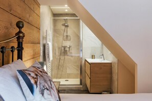 Combined shower/tub, hair dryer, towels