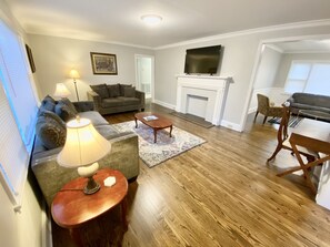 Smart TV, books - New Listing! Southpark Charlotte Queen City Home! Great location! (Charlotte)