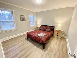 4 bedrooms, desk, iron/ironing board, free WiFi