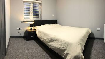 4 bedrooms, iron/ironing board, internet, bed sheets