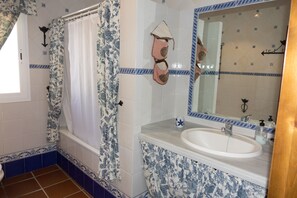 Combined shower/bathtub, towels - Chalet Enol Sol, with private pool (Chiclana de la Frontera)
